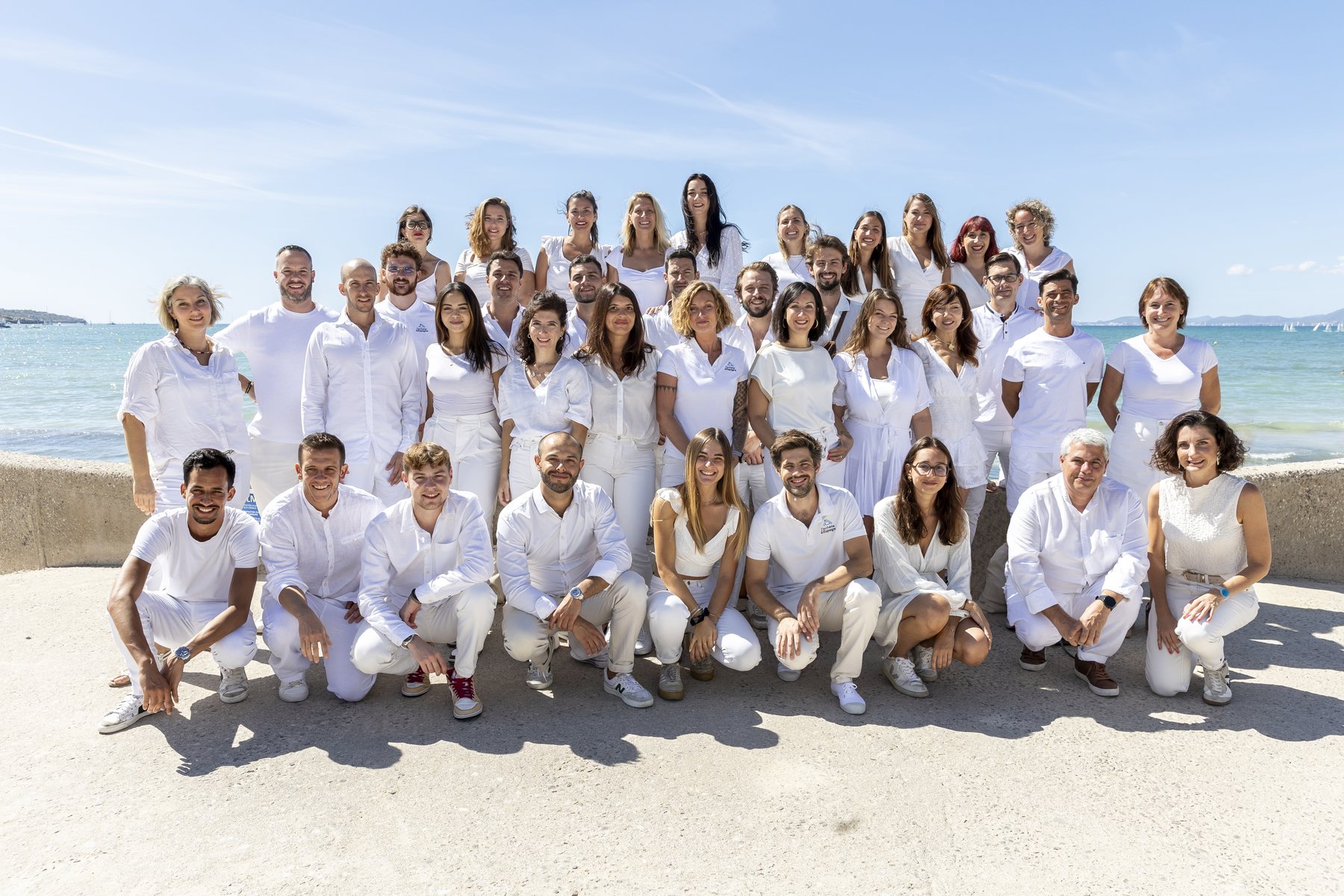 El equipo Alveo al completo, con el mar detrás
